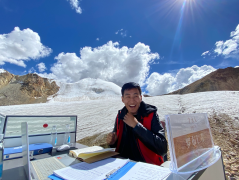 西藏90后男孩在冰川上建办公位：只为守护家乡宝藏水