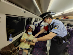 福州乘警支队在列车上开展了法律宣传活动